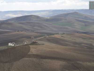 Ci affacciamo e restiamo senza fiato. Dal nostro punto di osservazione � possibile scrutare tutta la valle per miglia e miglia, fino alla Puglia